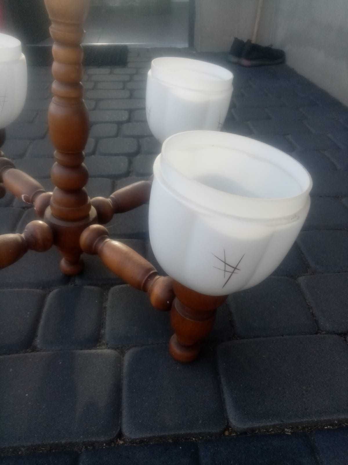 Żyrandol PRL - drewno i szkło - 4 klosze.