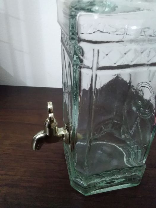 Garrafa antiga com torneira.