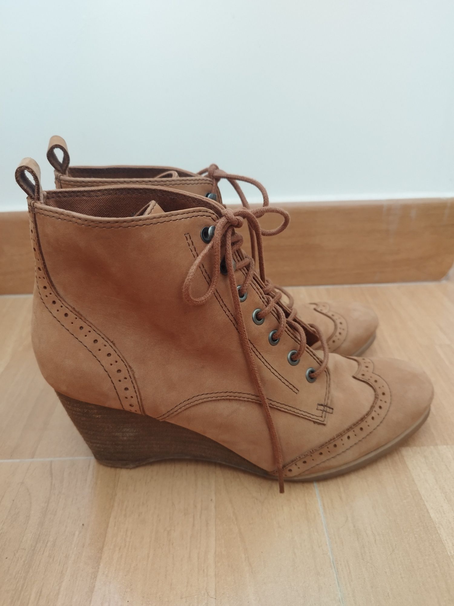 Lindos botas pelo tornozelo de camurça Esprit.Estado muito bom .Tamanh