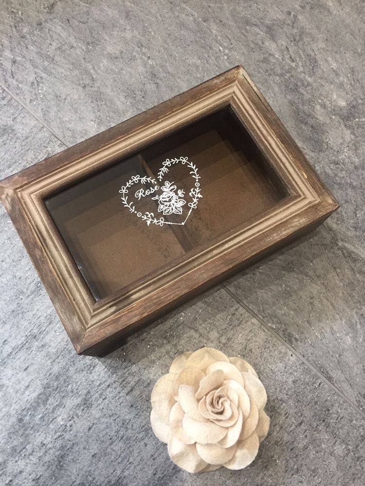 Drewniana szkatułka ze szklaną szybką + broszka. Rustykalna vintage