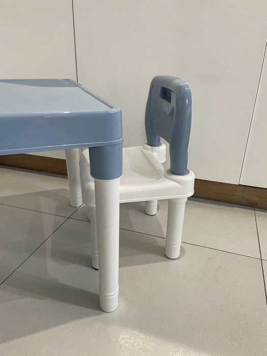 Plastikowy stolik dziecięcy z krzesłami