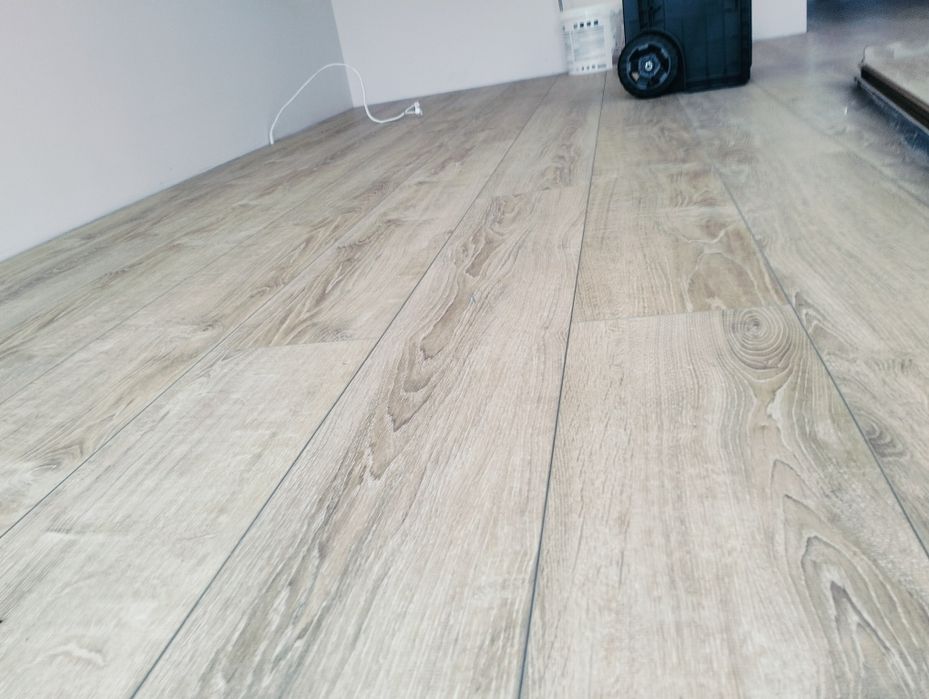 Układanie paneli, montaż mebli