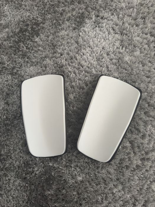 Caneleiras Adidas pretas e douradas