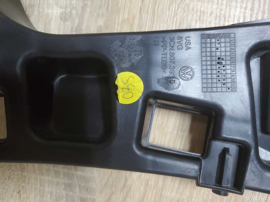 Кронштейн бампера переднього лівий LH  3CN.807.393.D  8VG для WV,новий