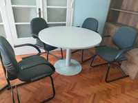 Mesa redonda e cadeiras de reunião