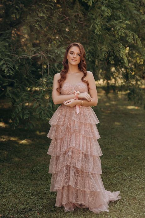 Сукня в пудровому кольорі, розшита паєтками