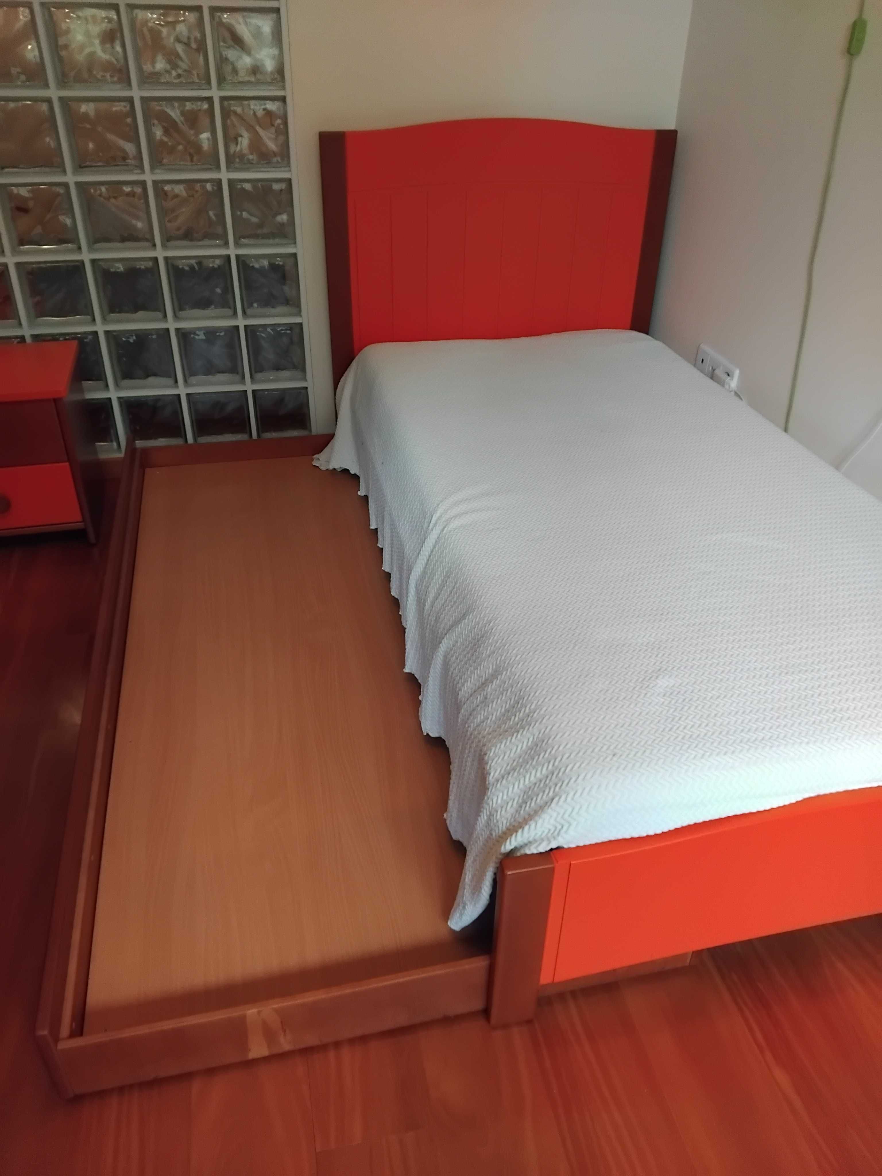 Cama , Escrivaninha e mesinha de cabeceira em ótimo estado