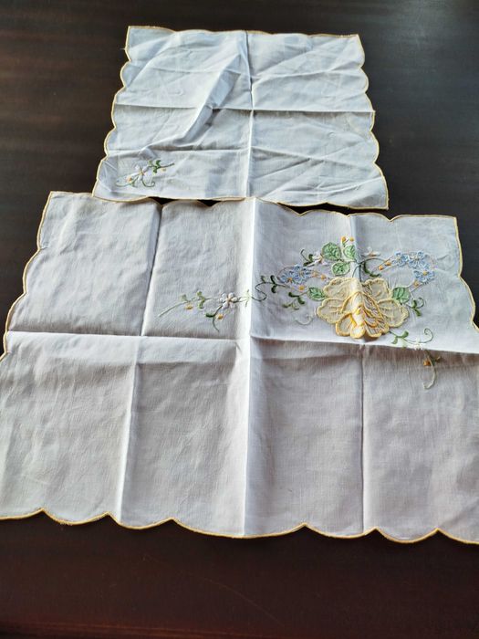 Dois Naperon em tecido bordado a máquina