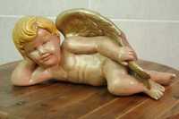 Anjo deitado antigo em gesso pintado