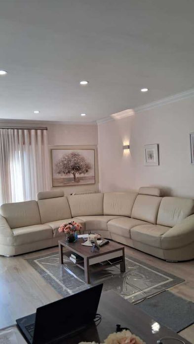 Sofá em pele,  muito charme e requinte, ótimo estado de conservação.