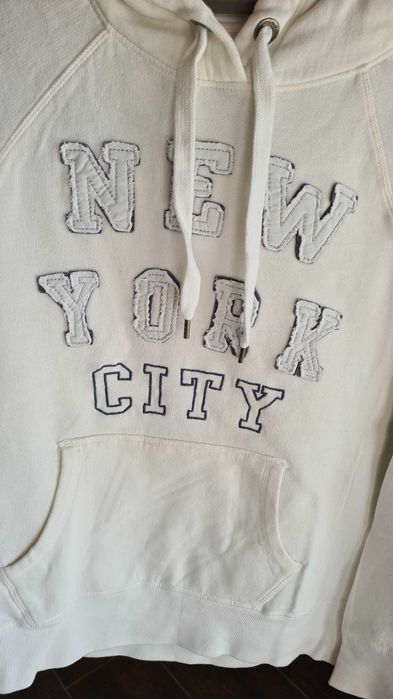 Biała bluza H&M z kieszenią kangurką i kapturem