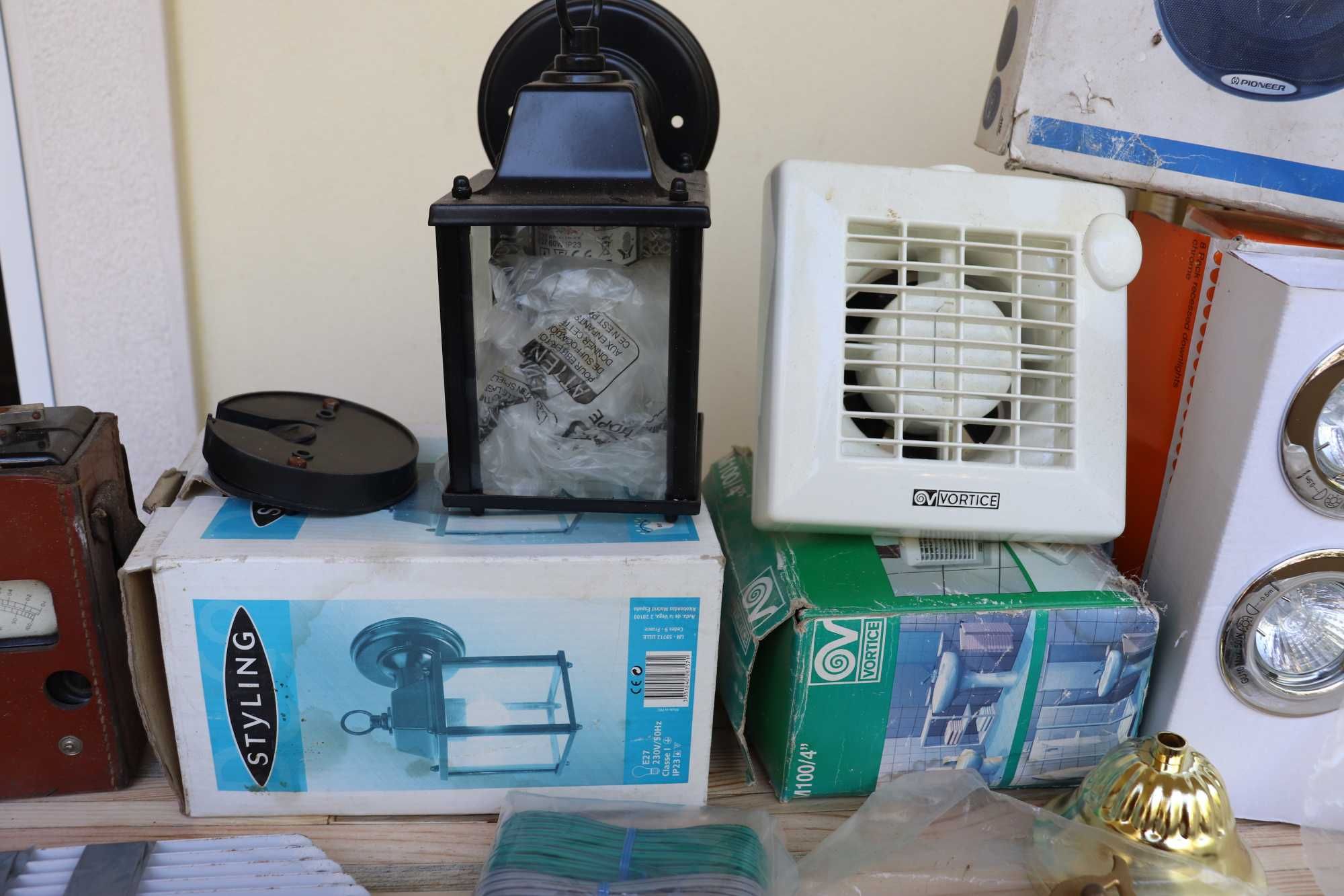 Lote Variado: Coluna, Extractor, Candeeiro, Lâmpadas, etc.