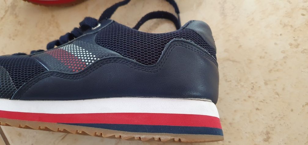 Granatowe sneakersy damskie Tommy Hilfiger rozmiar 40