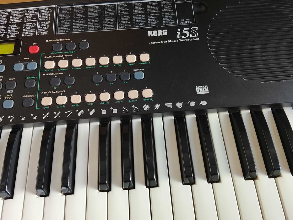 Teclado marca KORG I5S usado