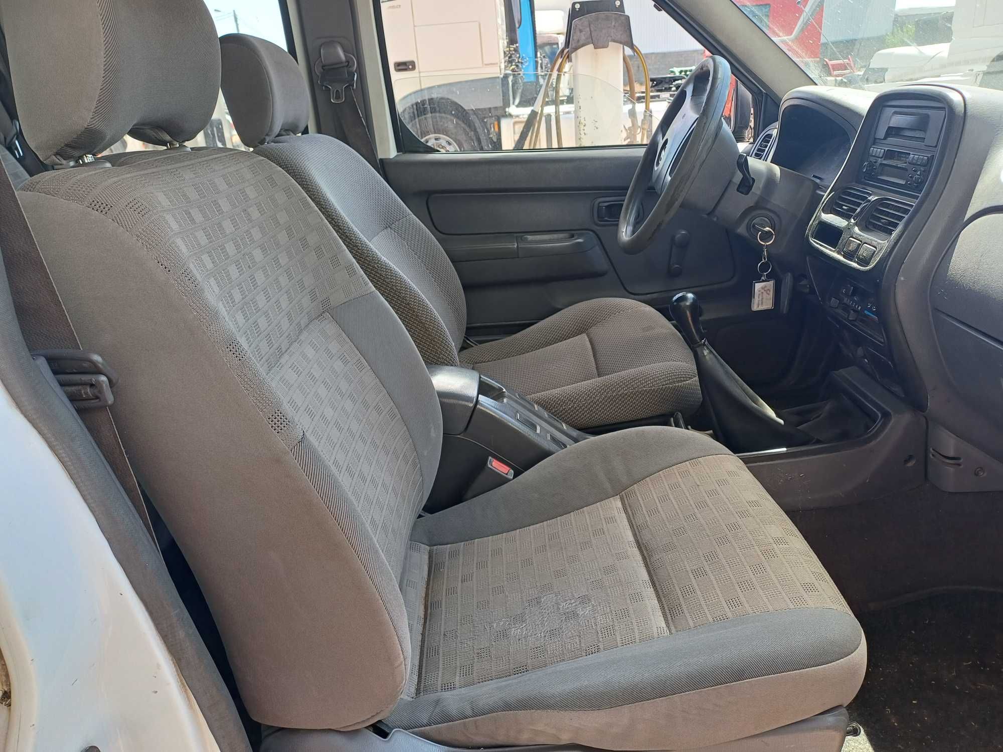 NISSAN PICK UP 5 LUGARES