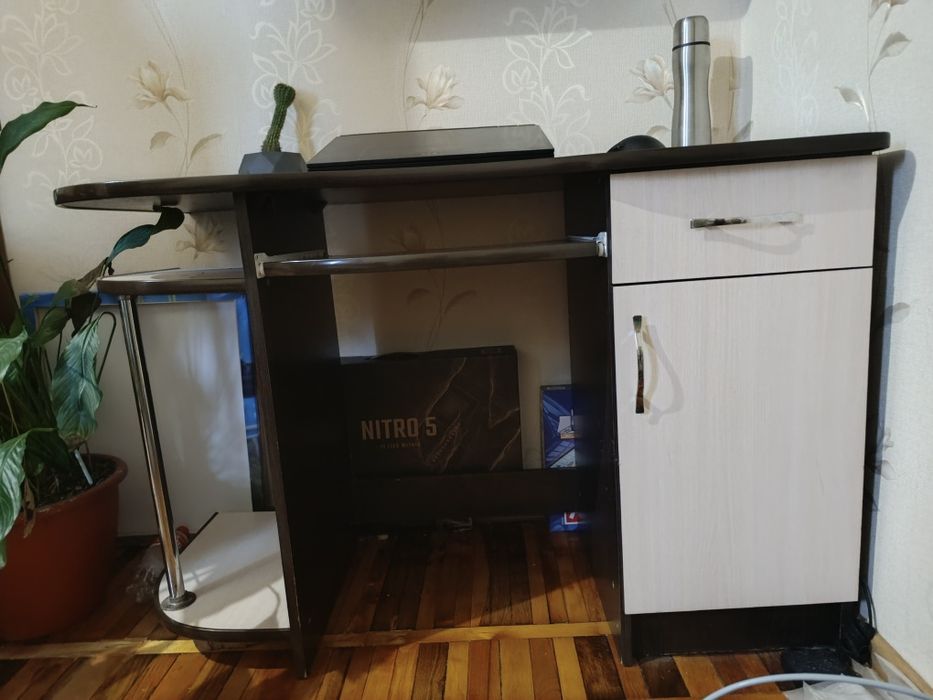 Комп'ютерний, письмовий стіл