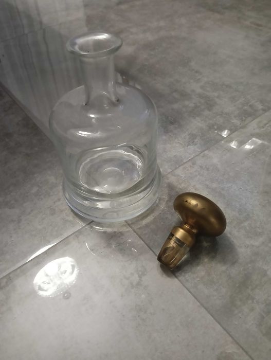 Szklana karafka stara