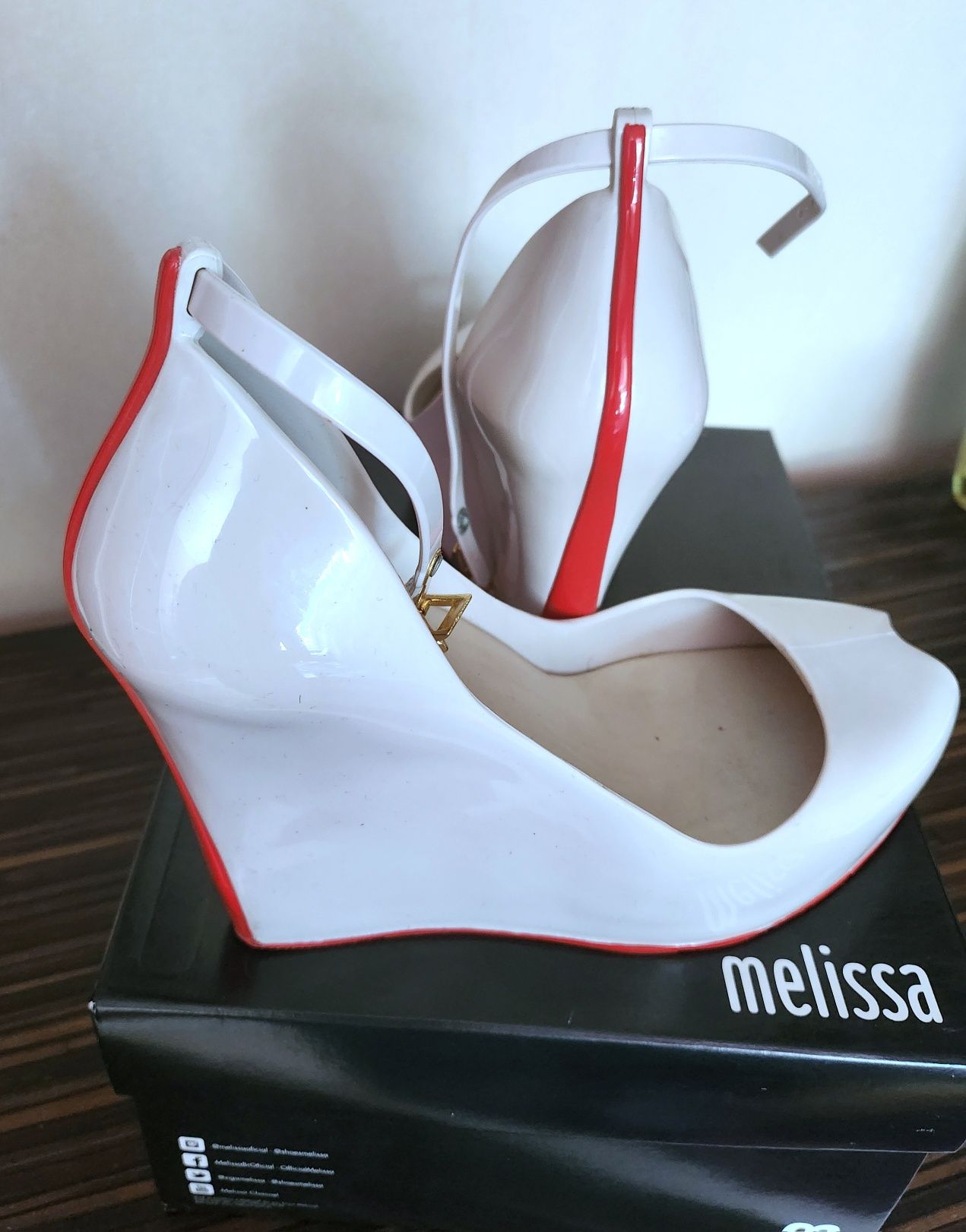 Sandały damskie na koturnie Melissa