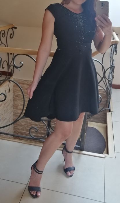 Czarna sukienka z dłuższym tyłem Marconi