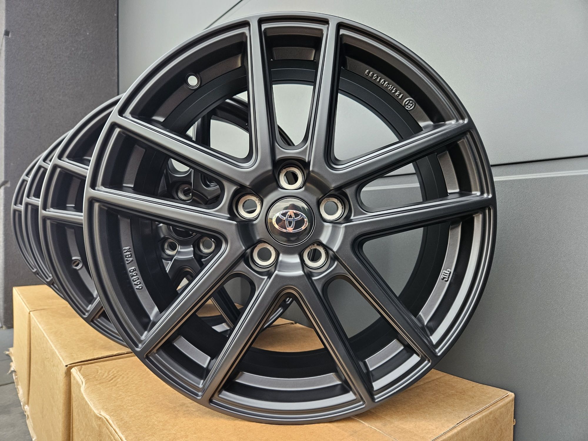 Toyota 18 " Nowe 5x114,3 RAV4 C-HR Corolla Cross CHR Czarne Felgi