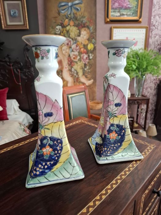 Par de castiçais em porcelana - decoração "Folha de Tabaco"