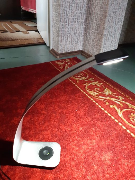 Lampka na  biurko srebrna LED