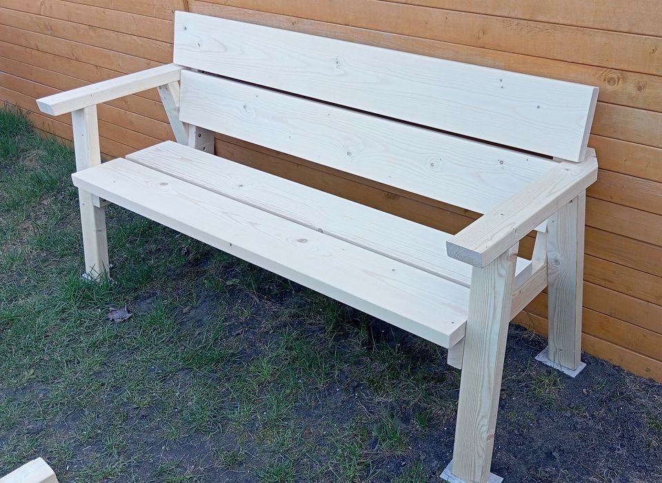Solidna ławka drewniana – idealna do ogrodu, na taras lub balkon