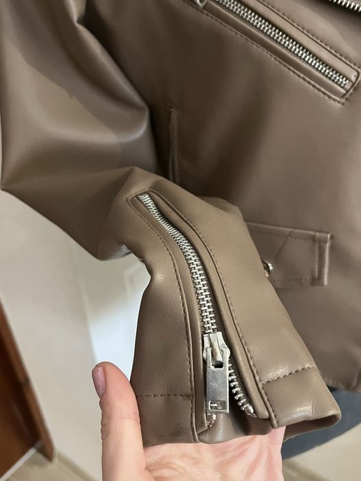 Бежева коротка косуха