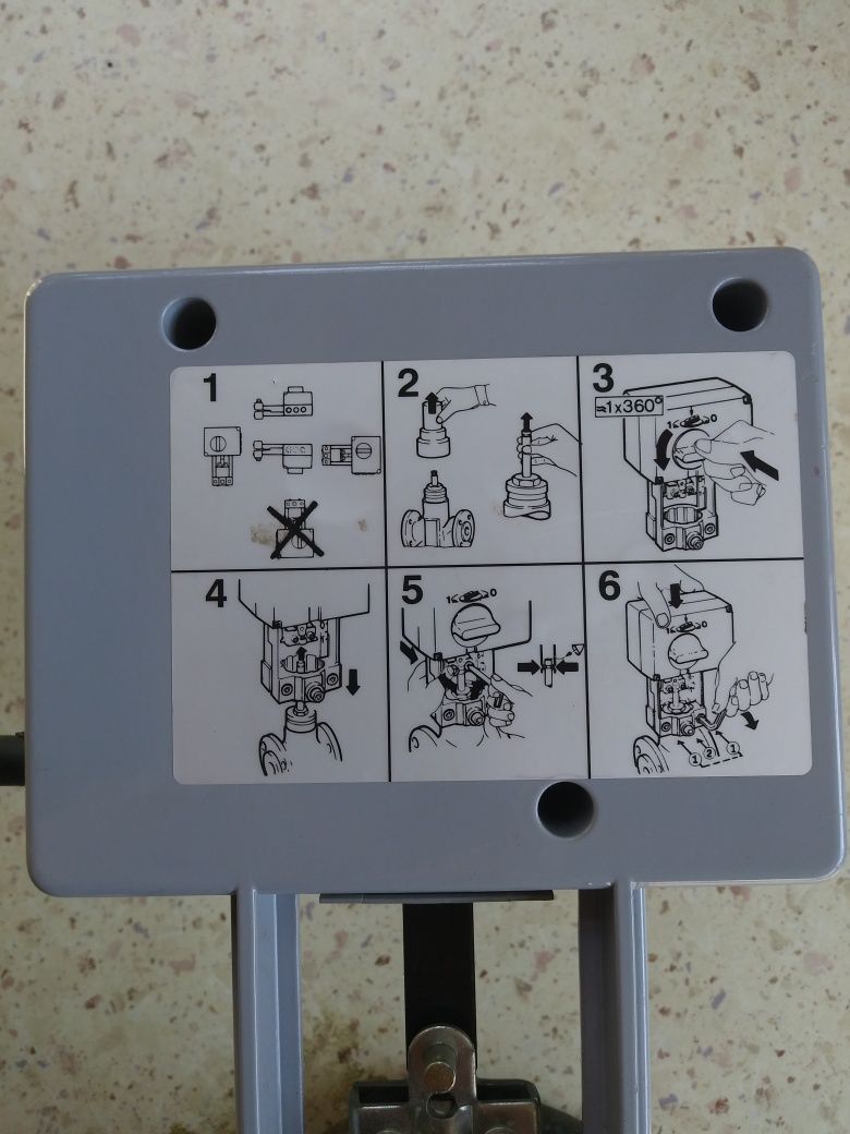 Siłownik elektromechaniczny Siemens Acvatix SQX 32 + zawór trójdrożny