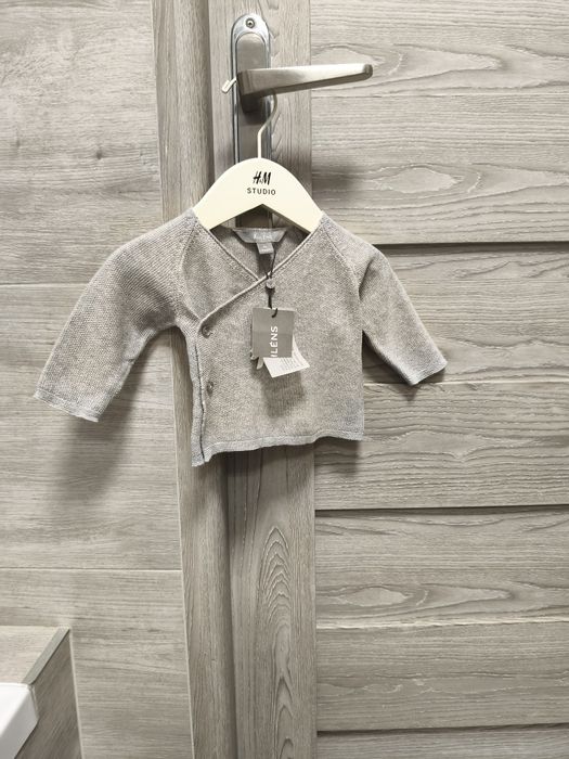 Nowy sweter sweterek wyprawka jesień zima modny hit Ahlens poszukiwany
