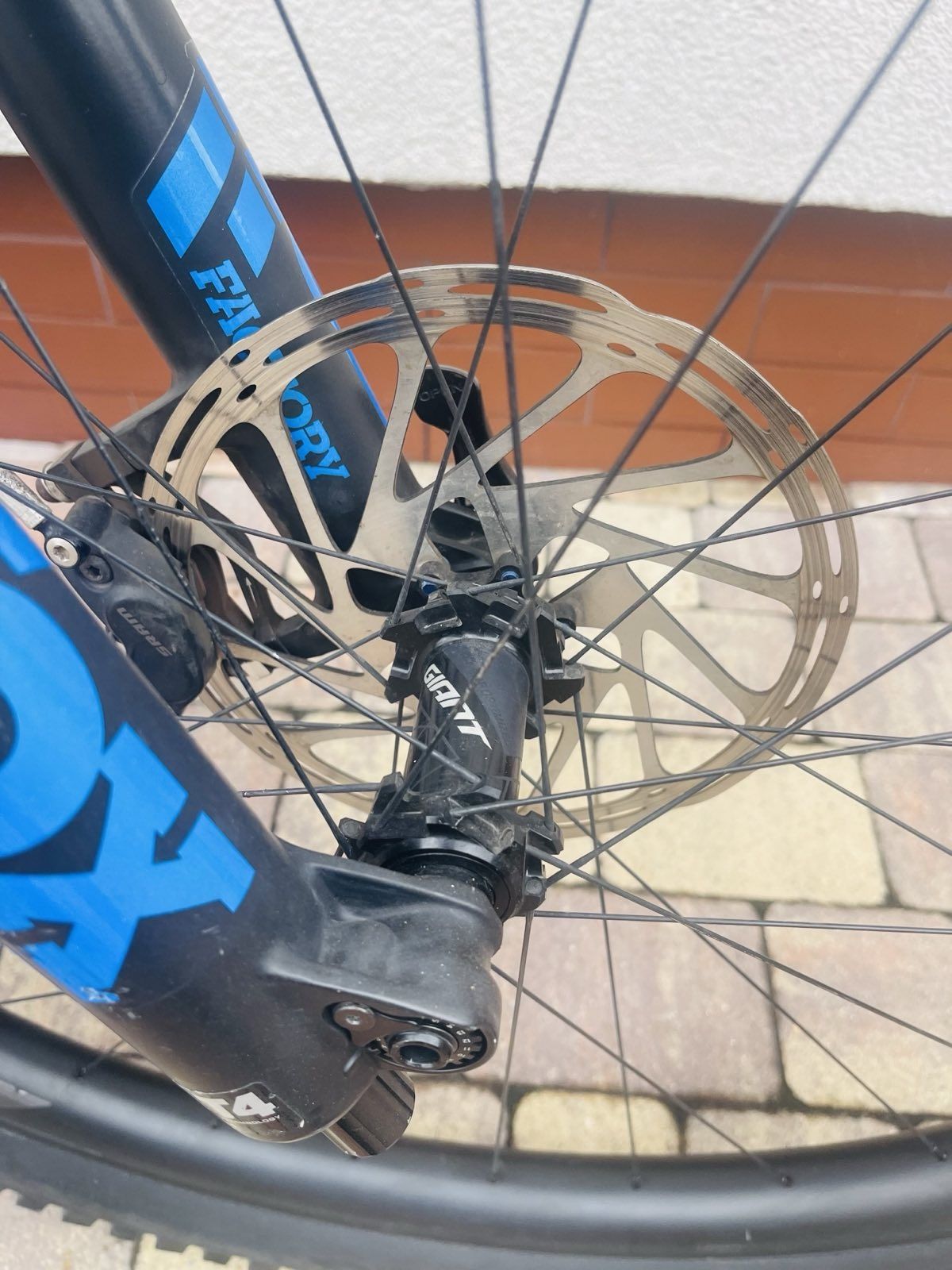 E bike giant full