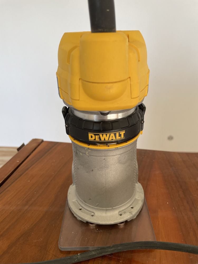 Фрезер dewalt D26204 110v