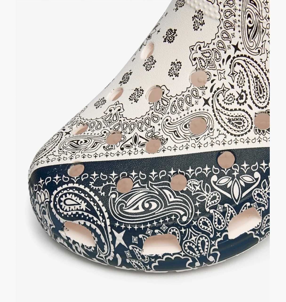 Crocs Classic Bandana Clog сабо женские крокс с принтом бандана W10.