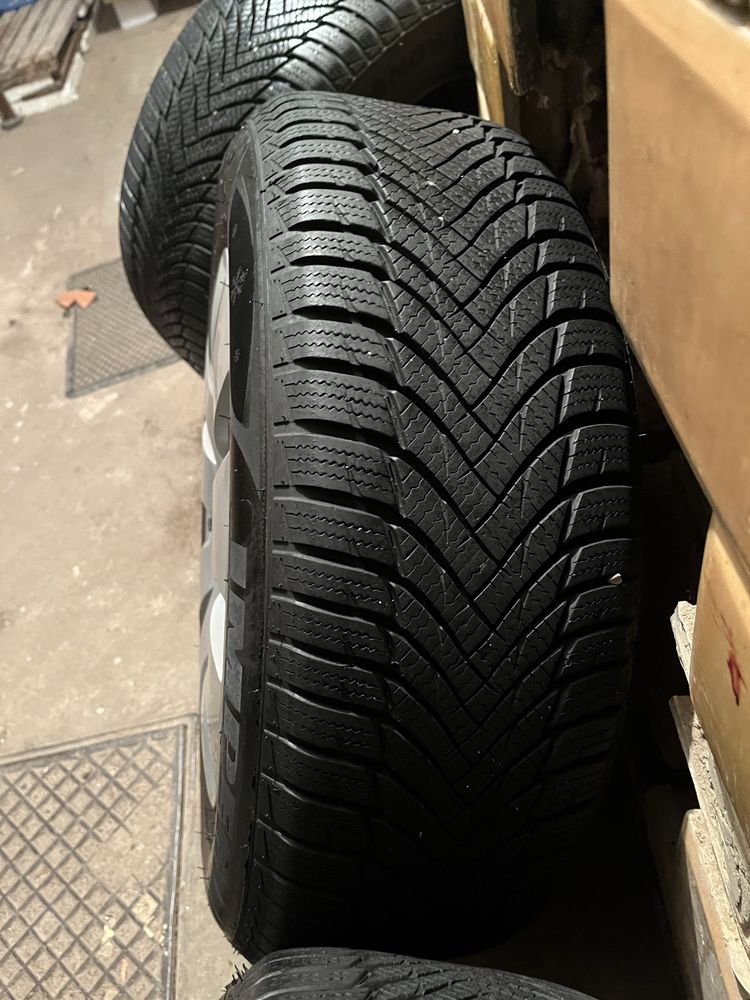 Opony zimowe 205 /60 /16 na felgach stalowych Audi A4/b8