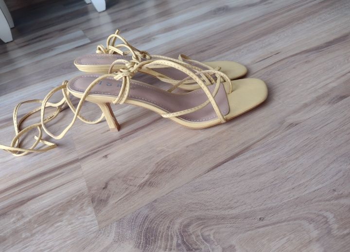 Sandały na obcasie z wiązaniem wokół kostki