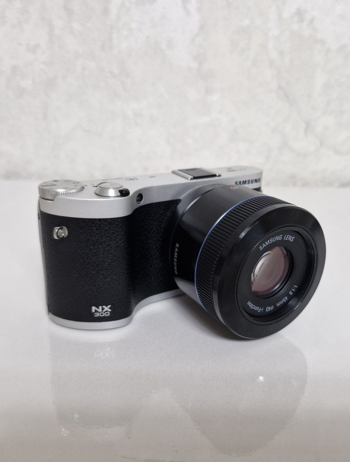 Samsung nx300 + об'єктиви 20мм f2.8 та 45мм f1.8  + спалах SEF220A