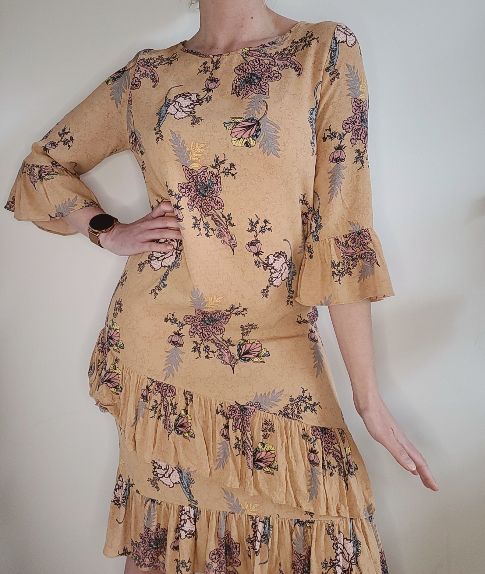 Piękna beżowa sukienka w kwiaty falbany boho premium Sofie Schnoor