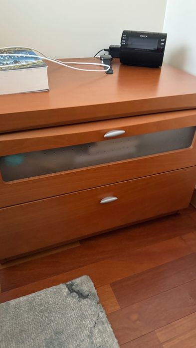 Vendo cómoda + 2 mesinhas cabeceira + camiseiro + espelho