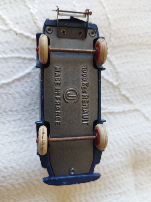 Furgão policial Renault. Uma miniatura do Renault 1000 kg, um furgão p