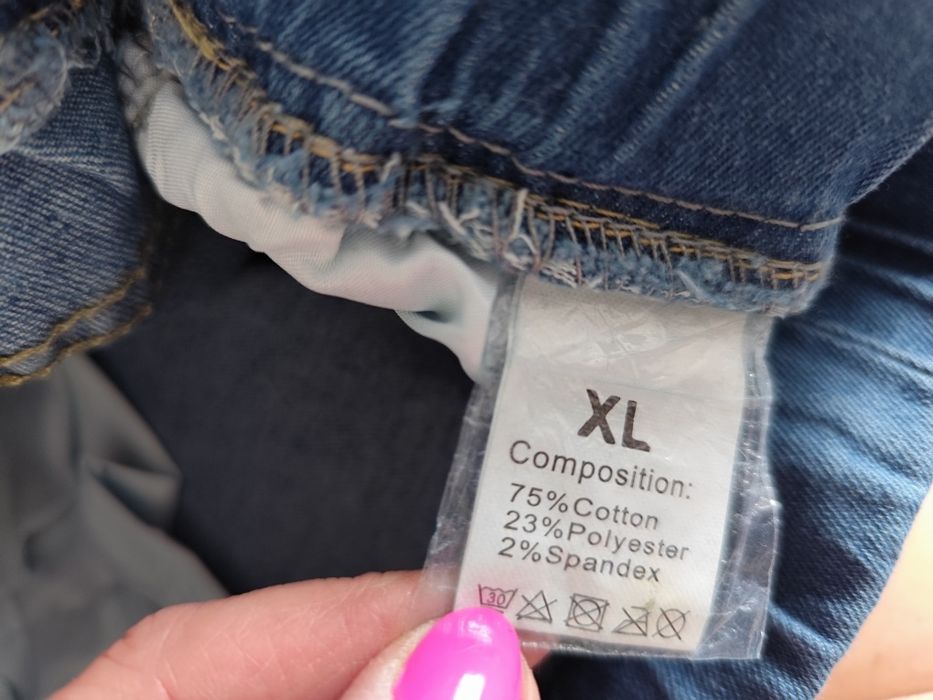 Spodnie krótkie  z wysokim stanem z przetarciami XL