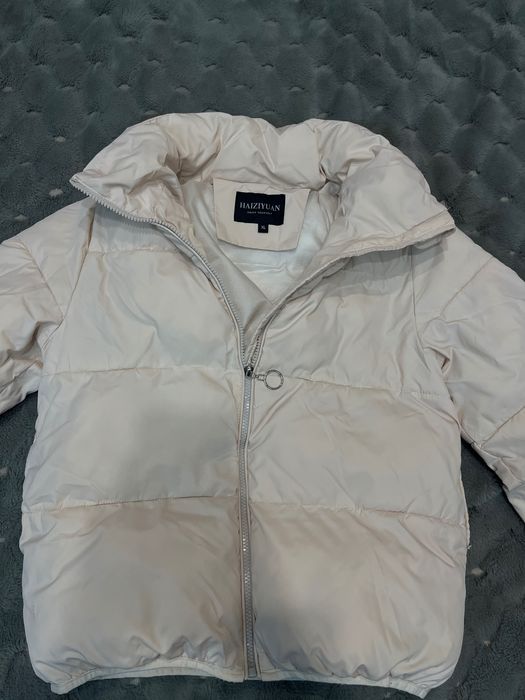 Короткий пуховик бігового кольору