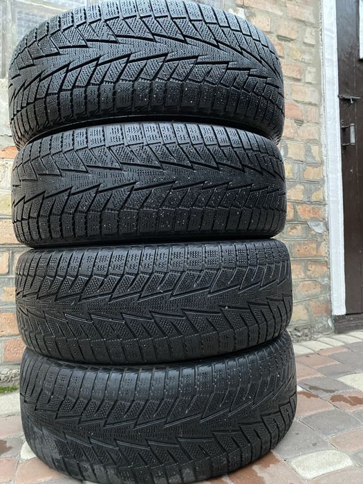 Зимові шини 215/55 R17 Hankook Winter I*Cept iZ2 98T 4ШТ.