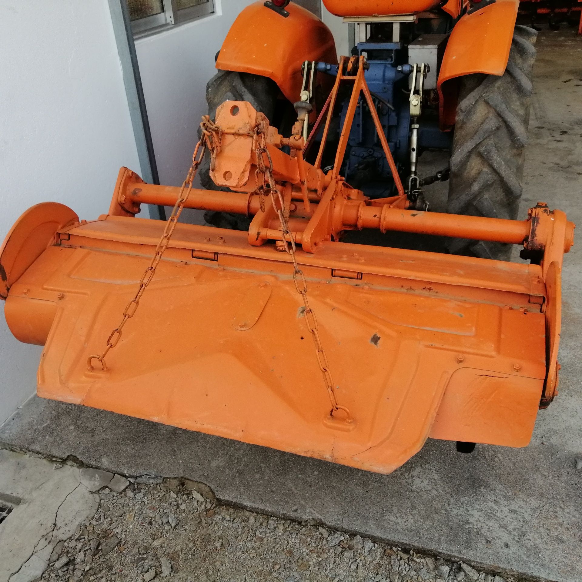 Trator Kubota com freza