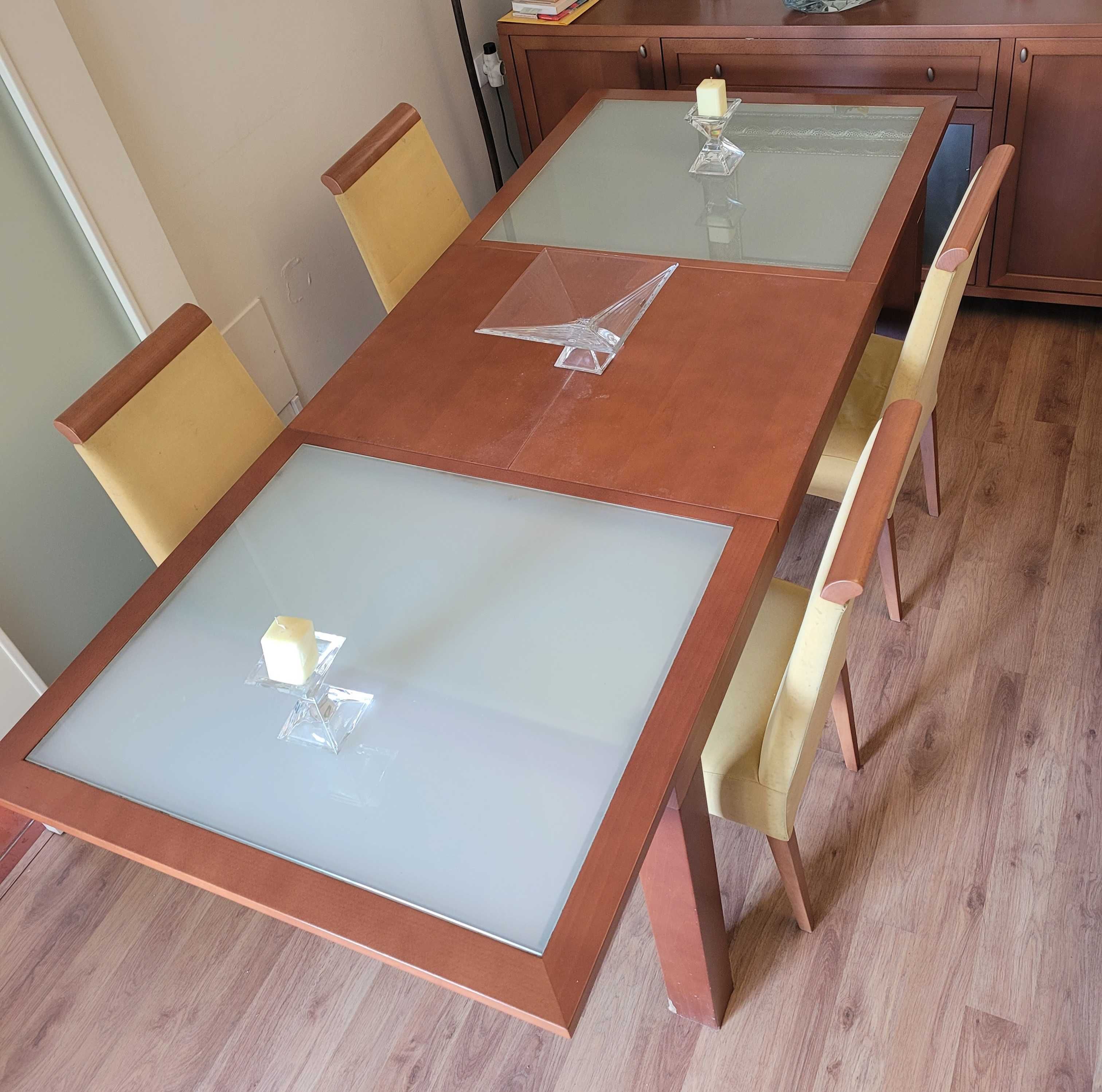 Móvel para tv e mesa de sala.