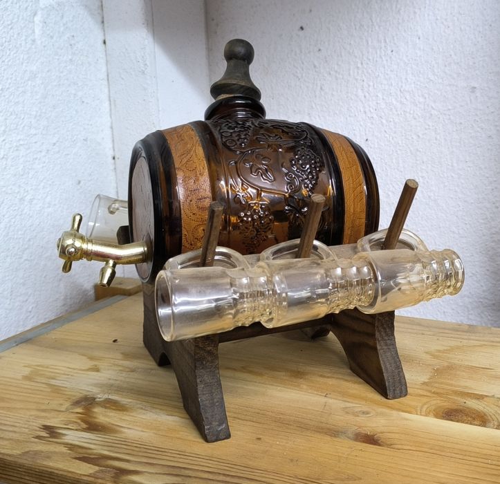 Barril de madeira com 6 copos