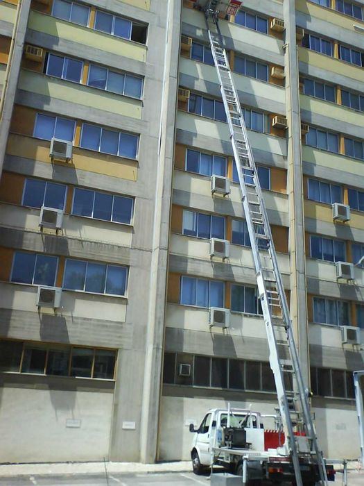 Viatura Ford Transit com Elevador Exterior Bocker-Mudanças