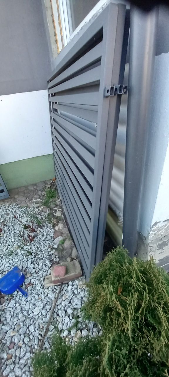 Trzy panele plotu metalowy