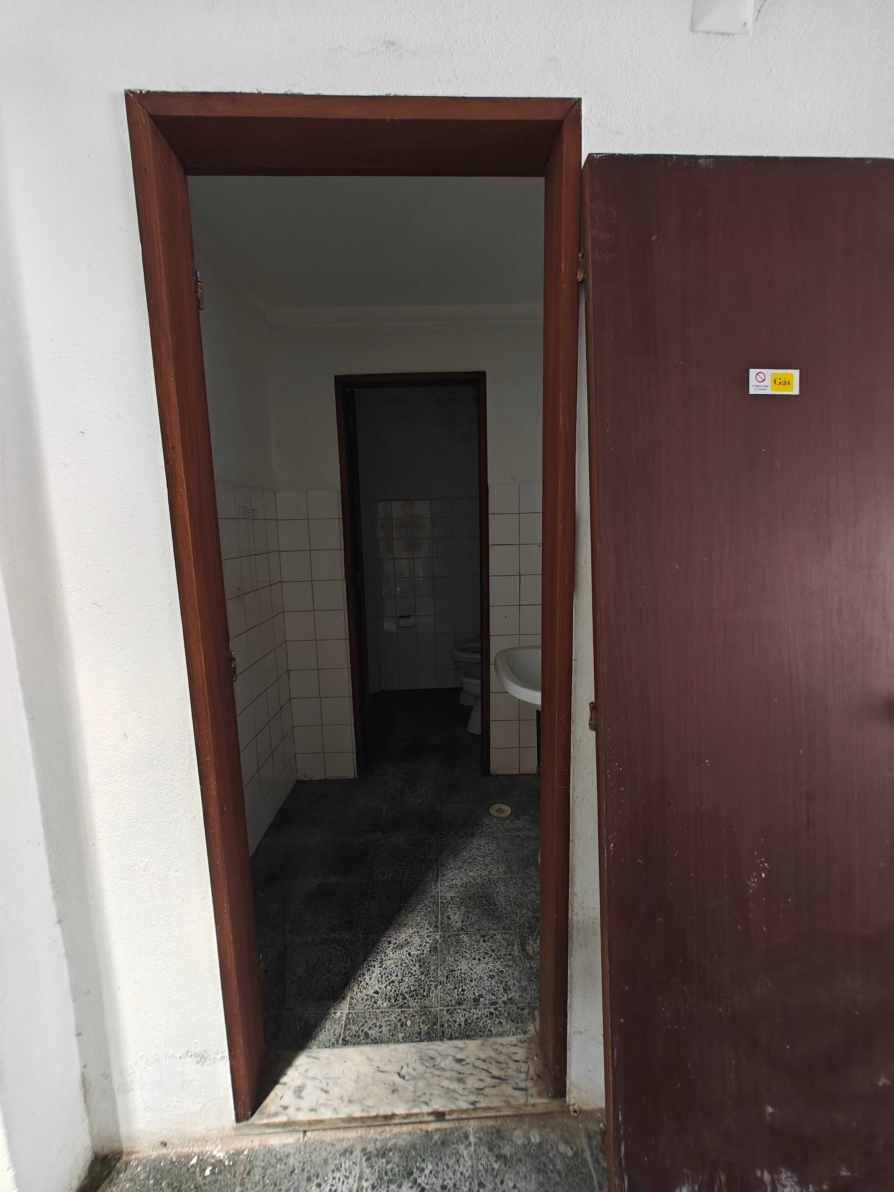 Arrenda-se loja com ~120m² no centro da vila