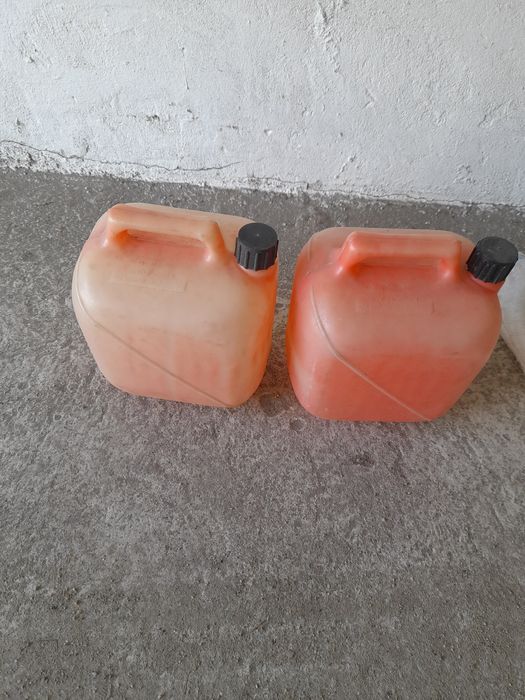 Продам 2 пищевые баклажки .