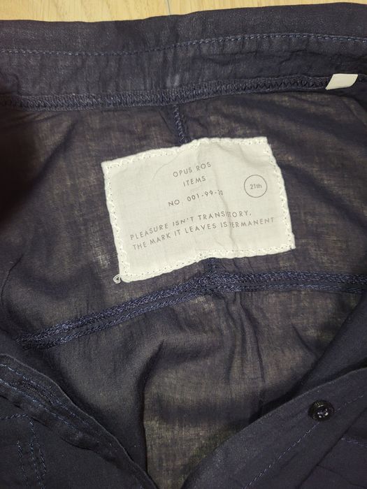 Cieniutka granatowa koszula zapinana